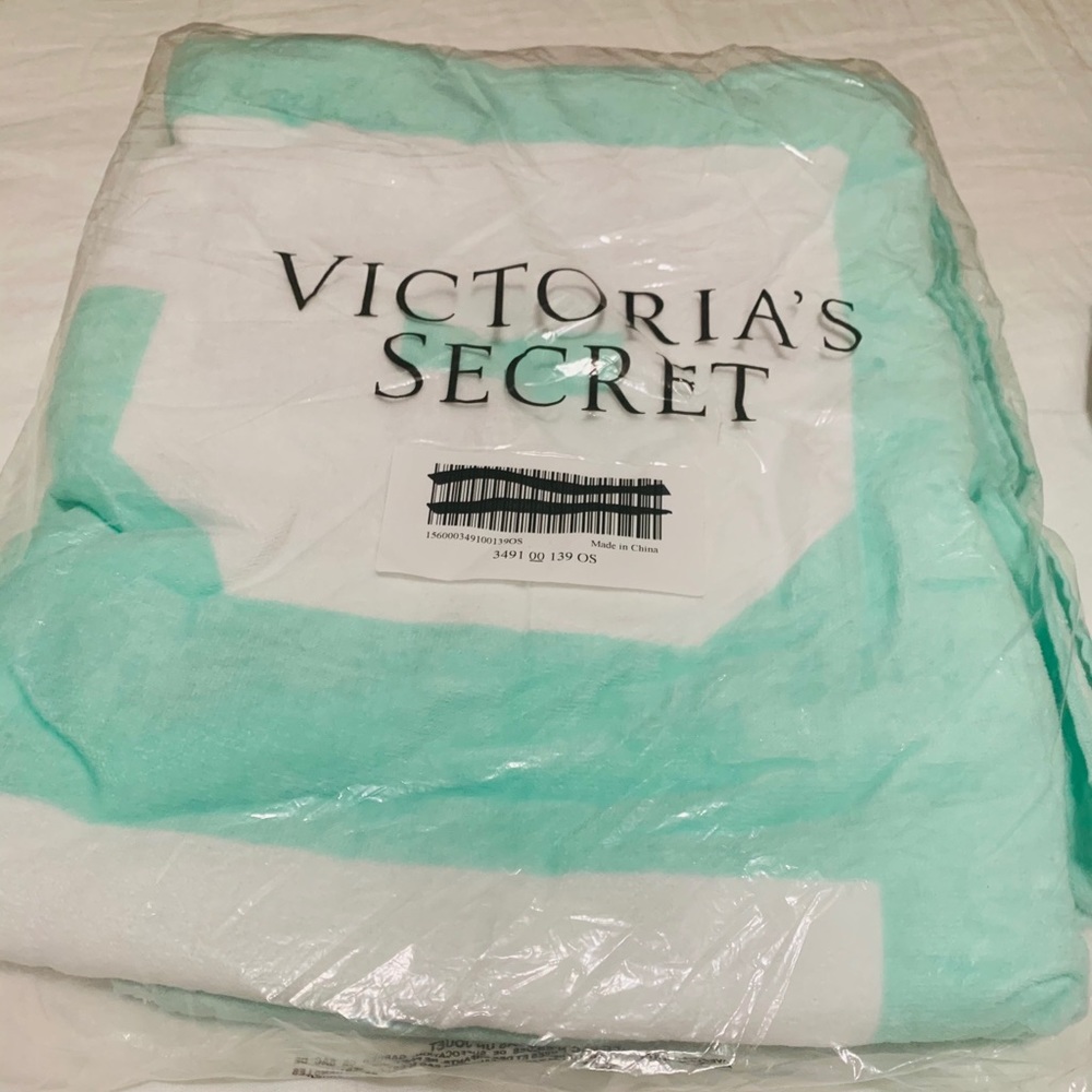Victoria’s Secret Pink beach and pool towel